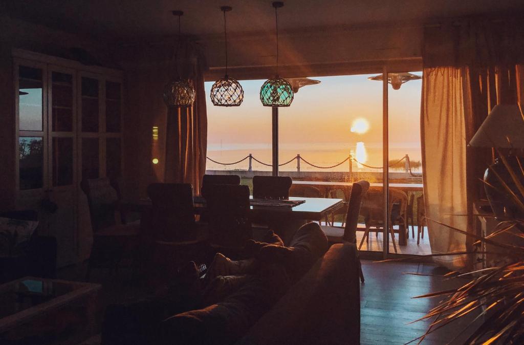 un salon avec vue sur l'océan dans l'établissement Villa de Mer, première ligne, plage et piscine, à Lège-Cap-Ferret