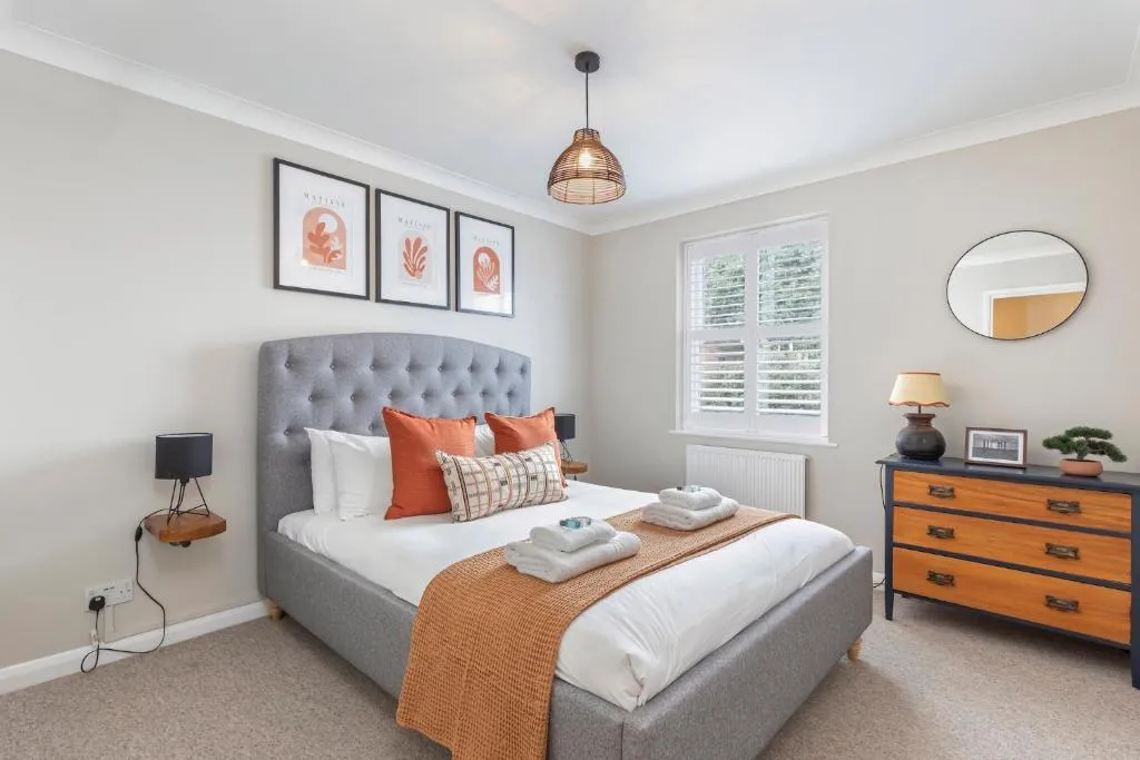 Beautiful 2 Bed property with parking by the sea