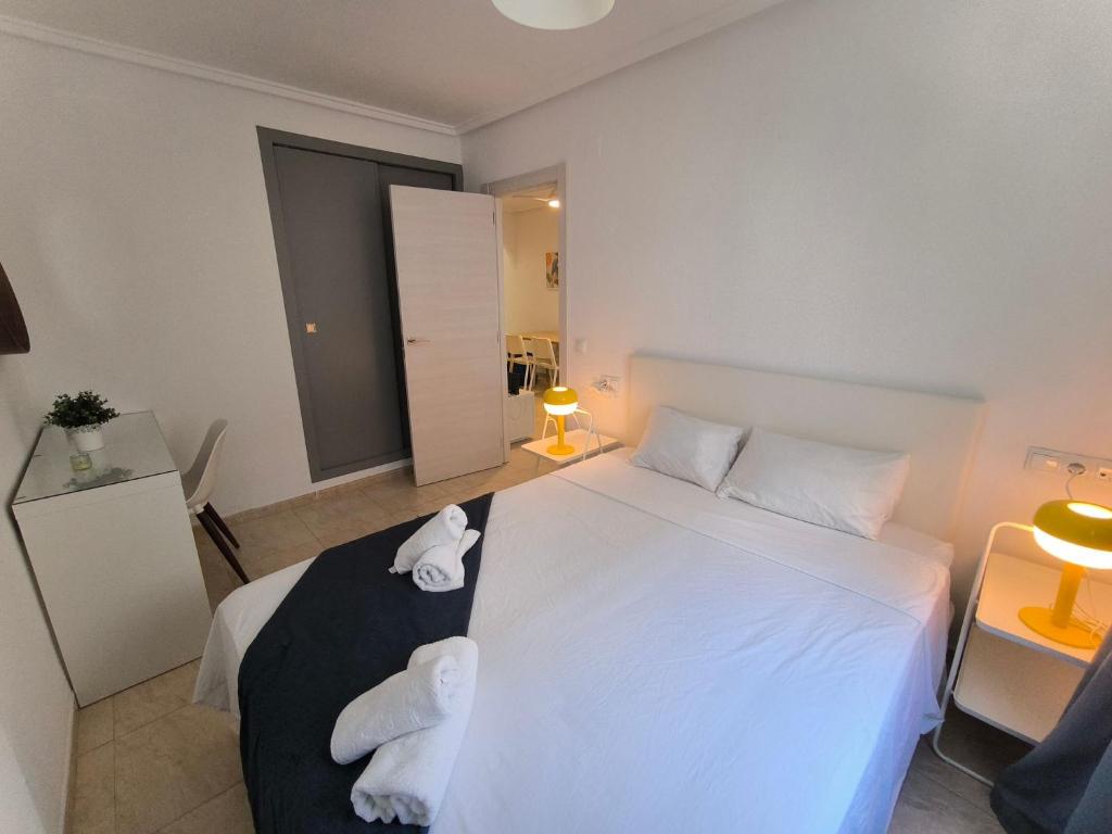 A bed or beds in a room at Cozy apartment in downtown area