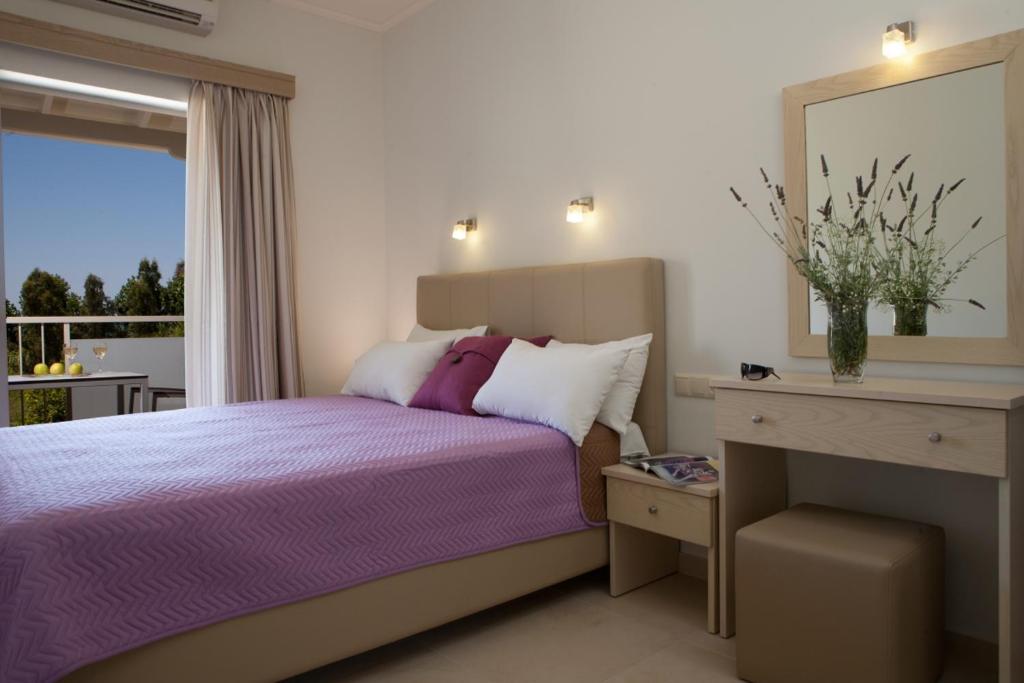 A bed or beds in a room at Savinos Rooms