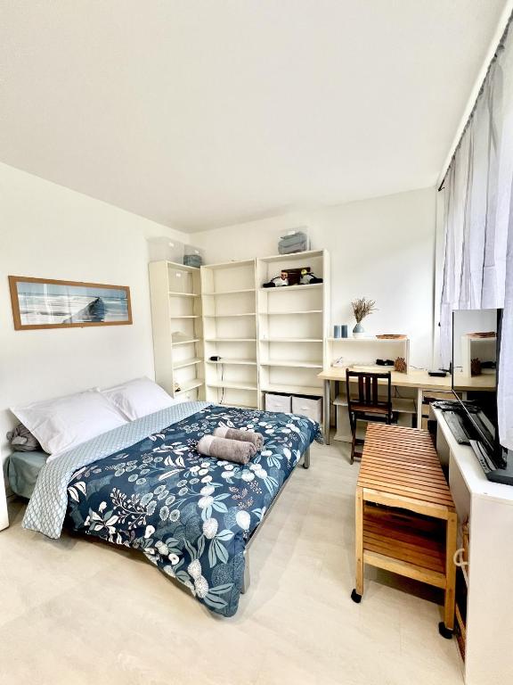 une chambre avec un lit et un bureau dans l'établissement Agreable Studio Saint-Germain-en-Laye, à Saint-Germain-en-Laye