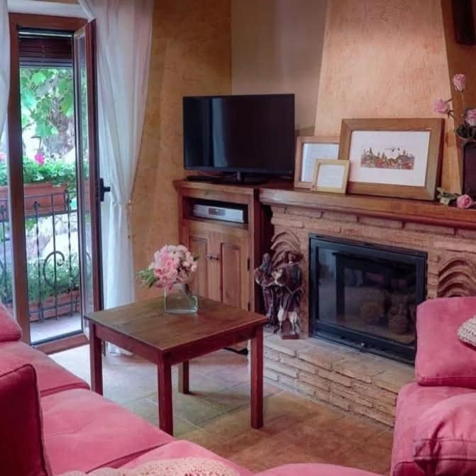 Televízia a/alebo spoločenská miestnosť v ubytovaní Patio de las Flores