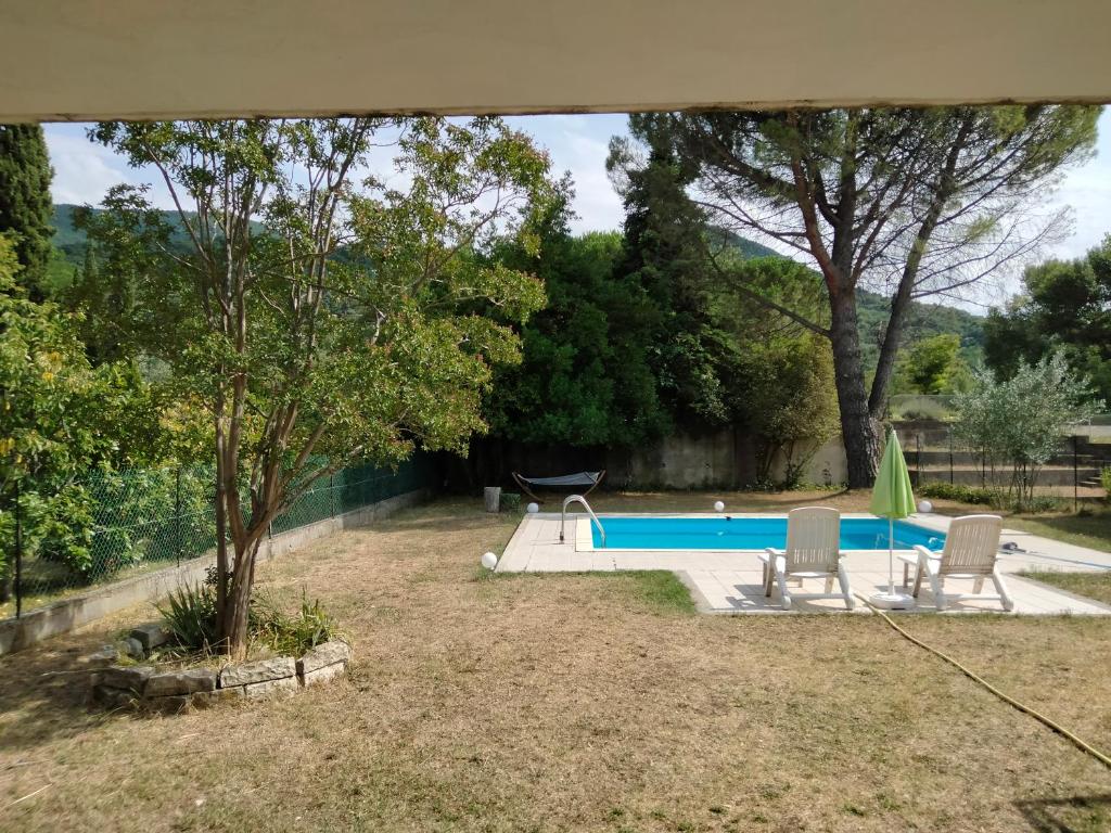 Photo de la galerie de l'établissement Villa avec piscine au premier étage, à Nyons