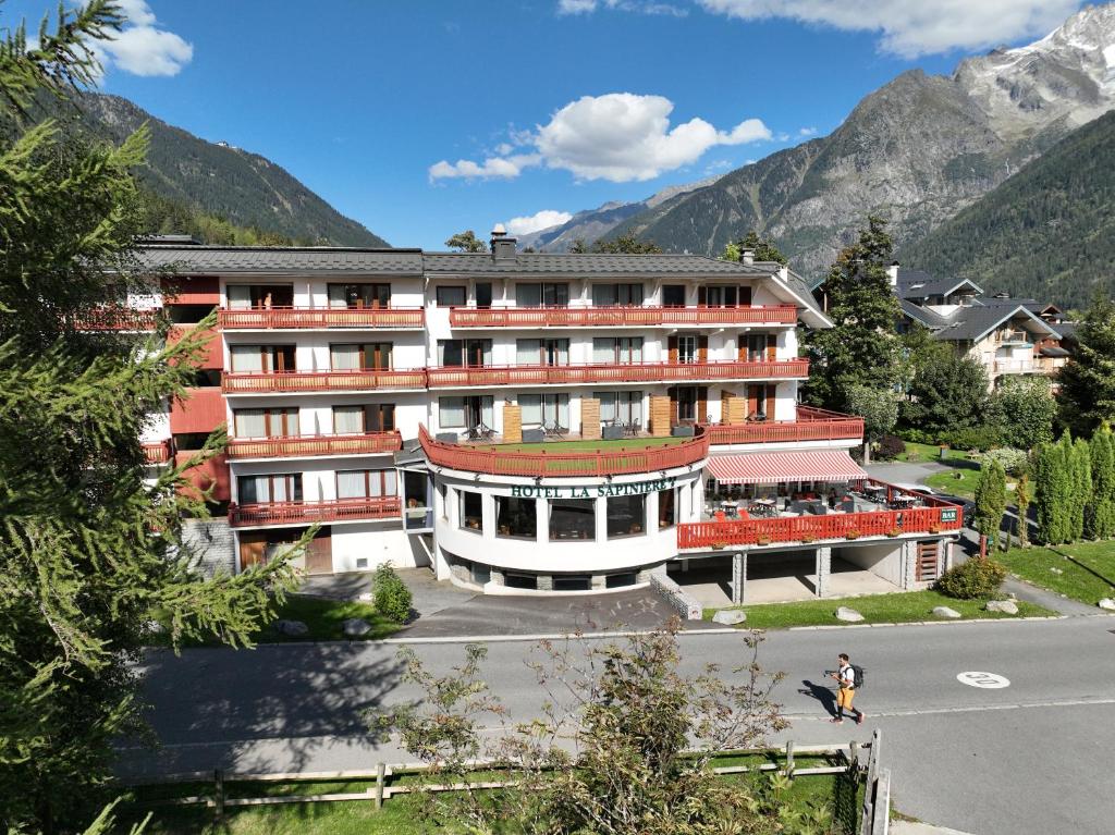Nespecifikovaný výhled na hory nebo výhled na hory při pohledu z hotelu