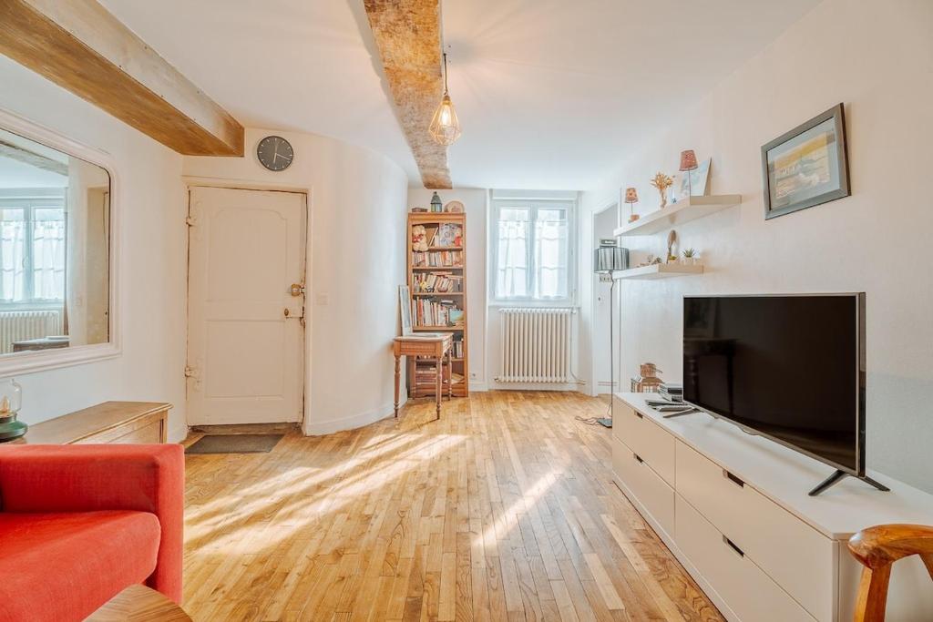 un salon avec une télévision et un canapé dans l'établissement Porte des Bès T2 dans Intra-muros plage à 10 m, à Saint-Malo