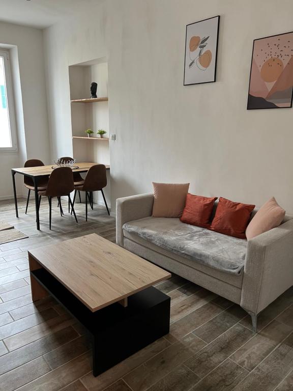 un salon avec un canapé et une table dans l'établissement Cozy Apartment Old Antibes, à Antibes