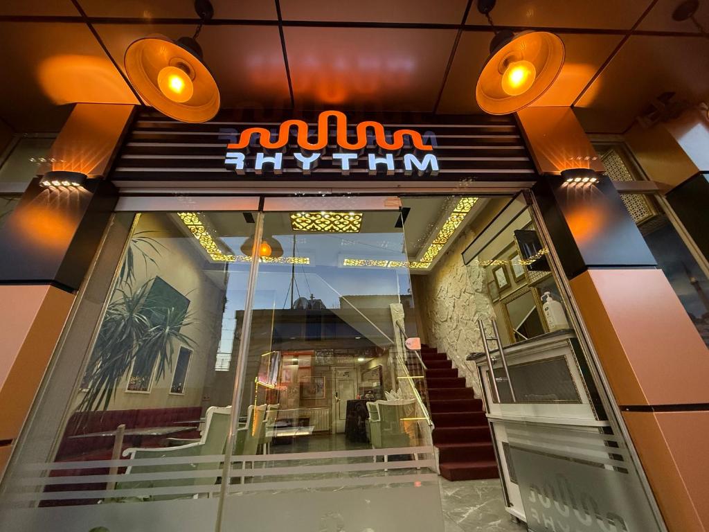 un ristorante con un cartello sulla parte anteriore di RHYTHM HOTEL a Istanbul