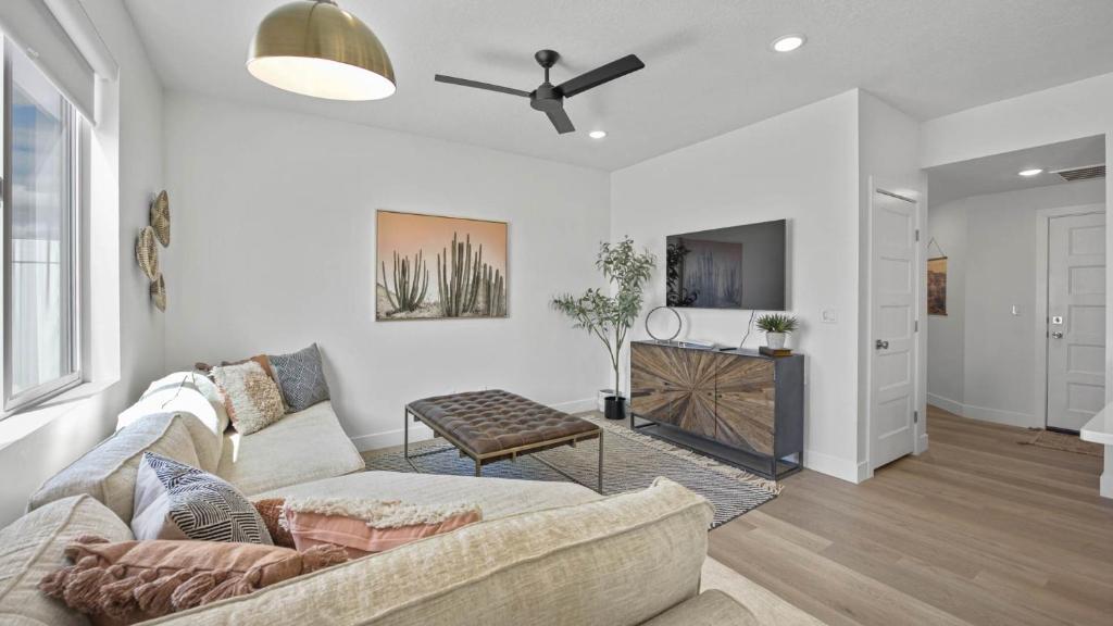 Una sala de estar con un sofá y un ventilador de techo. en Kanab Stunning New Deluxe Family Condo Sleeps 10, en Kanab