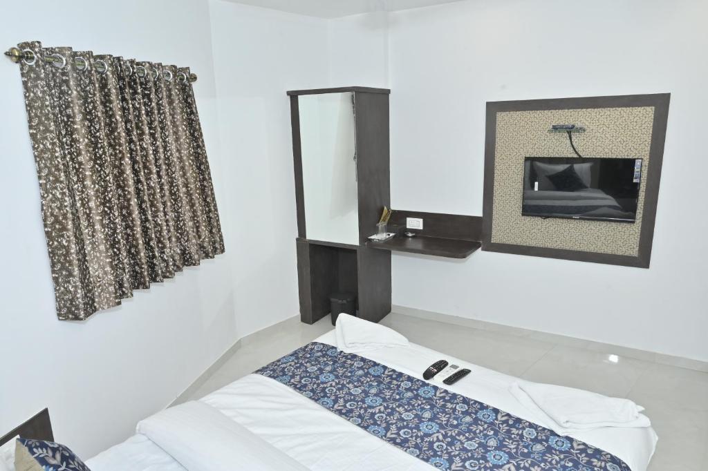 Postel nebo postele na pokoji v ubytování HOTEL S P Terminal-2