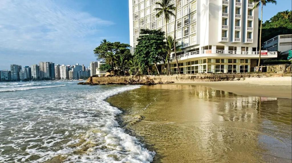 un edificio sulla spiaggia vicino all'oceano di Uma estadia Sobre as Ondas a Guarujá