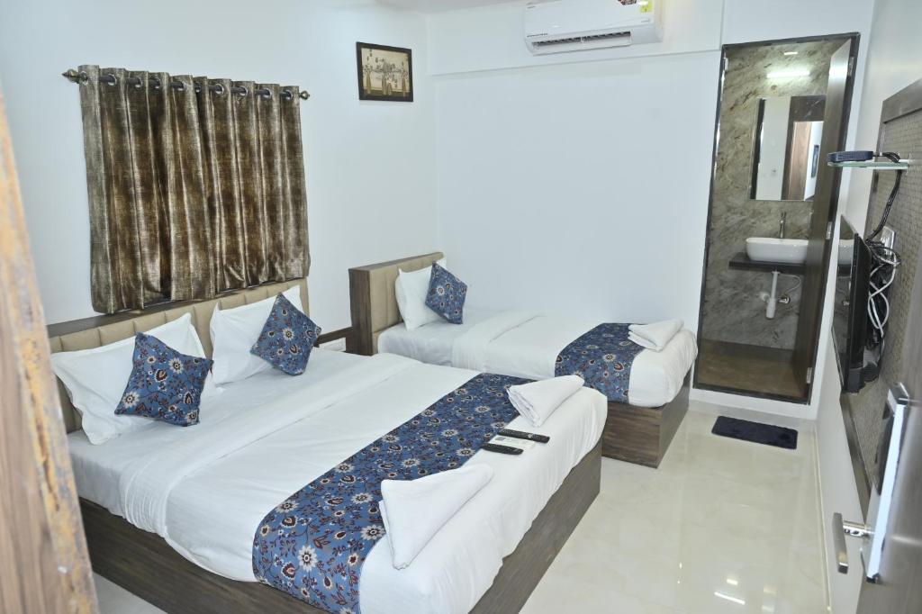 Postel nebo postele na pokoji v ubytování HOTEL S P Terminal-2