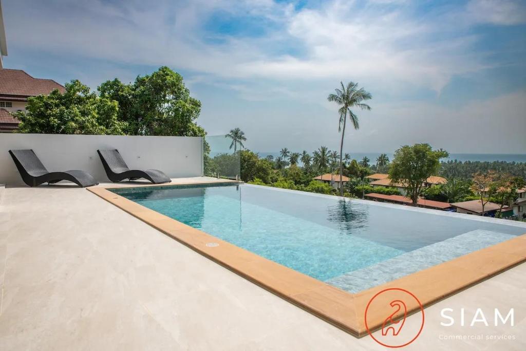 einen Pool in einer Villa mit Aussicht in der Unterkunft Villa Toi&Moi 3Br Private Pool Sea View in Ban Thung