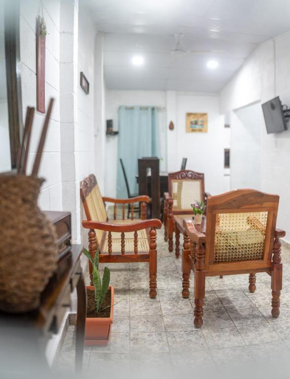 a living room with chairs and a table at Cowboys Home in Juayúa