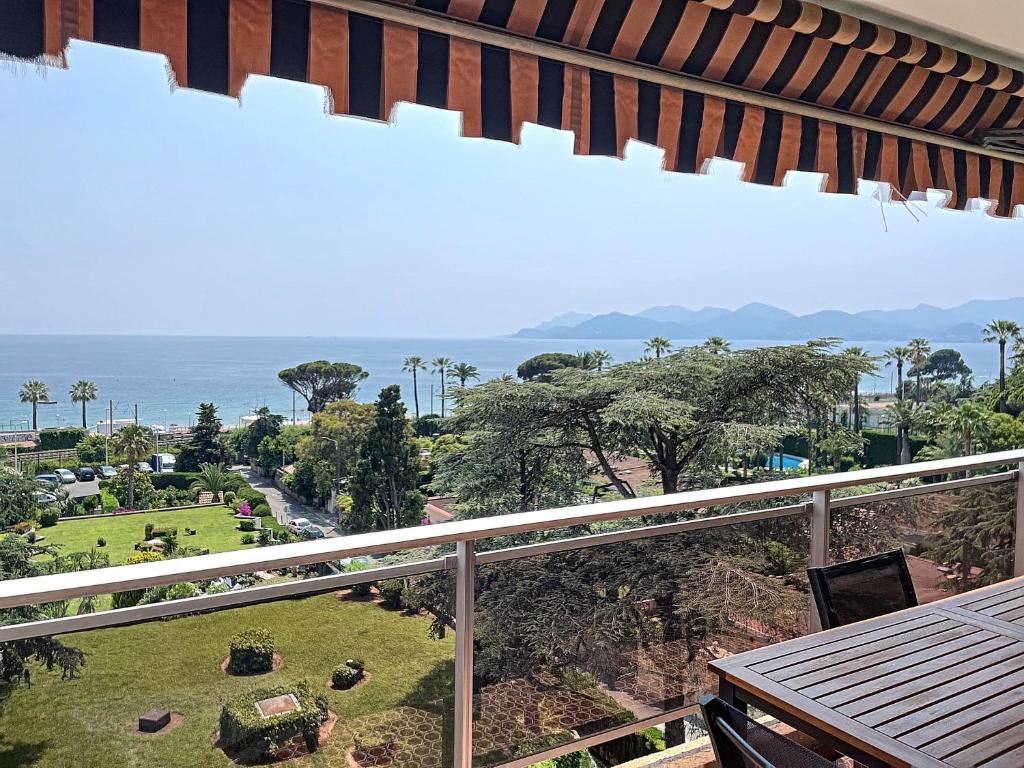 un balcon avec vue sur l'océan dans l'établissement A 2 pas des plages du Midi 300L, à Cannes
