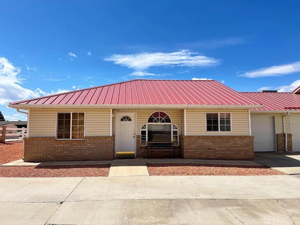 ein Backsteinhaus mit rotem Dach in der Unterkunft Peaceful Downtown Kanab Family Townhome Dew Drop Inn in Kanab