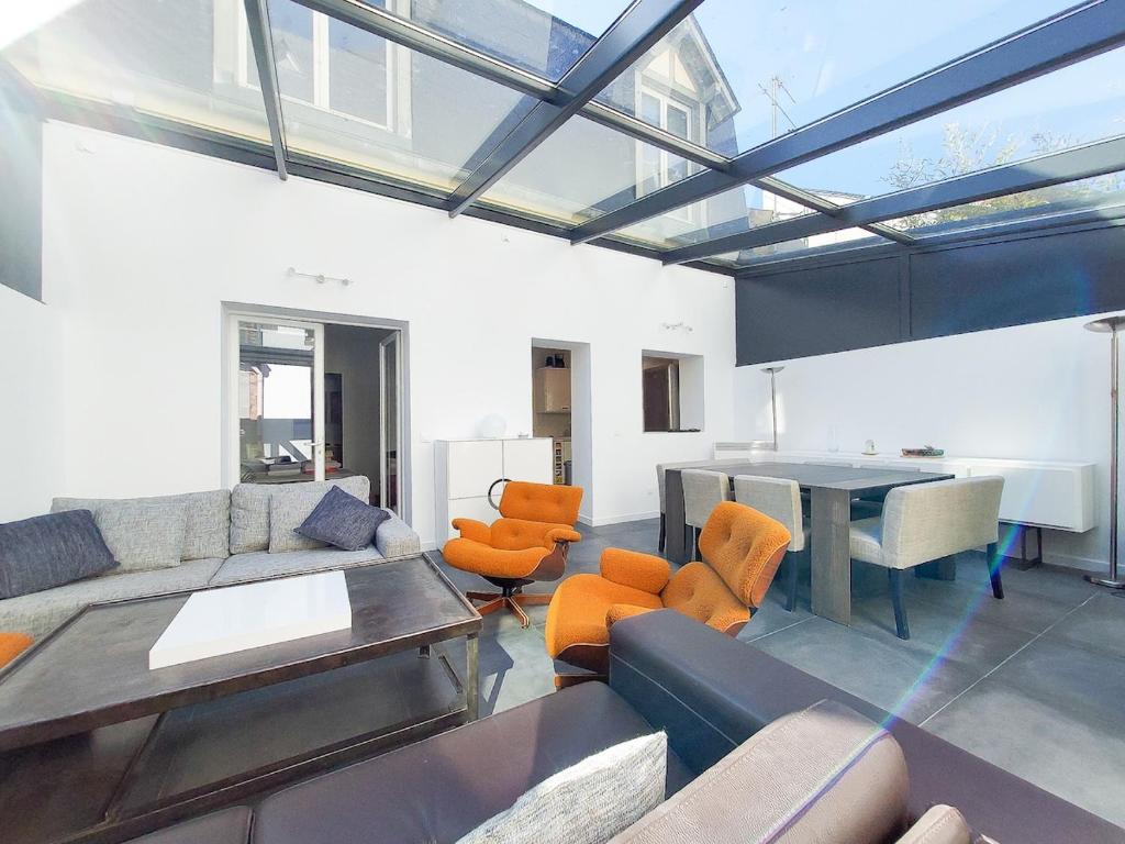 un salon avec un canapé, des chaises et une table dans l'établissement Maison en plein Cœur de Deauville, tout à pied, 6 personnes, à Deauville