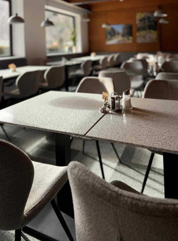 Ein Restaurant oder anderes Speiselokal in der Unterkunft Hotel Simader 