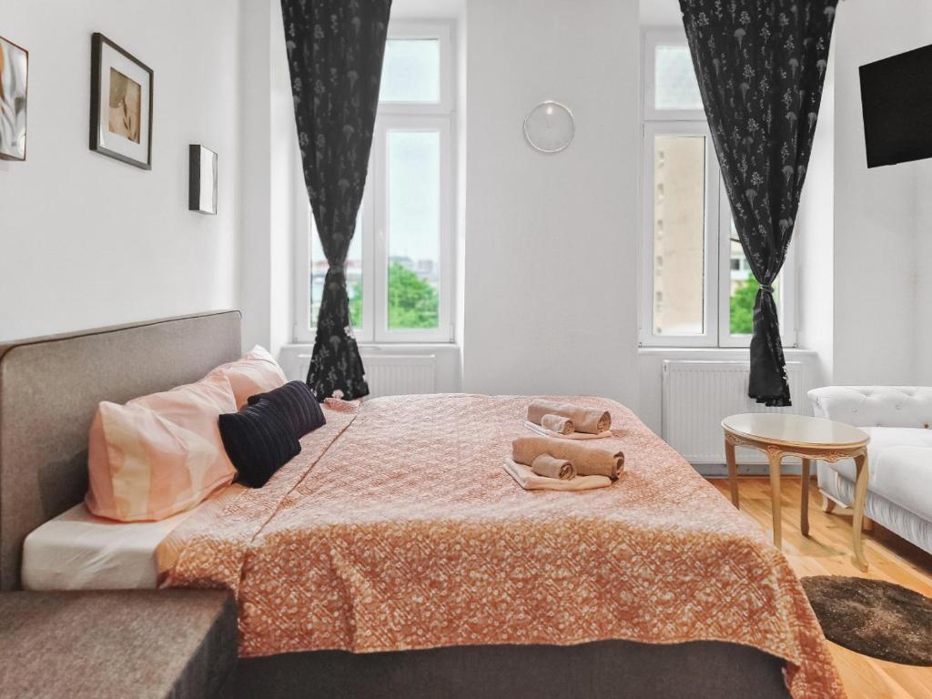 Un dormitorio con una cama con dos ositos de peluche encima. en Nordwestbahn Apartments, en Viena