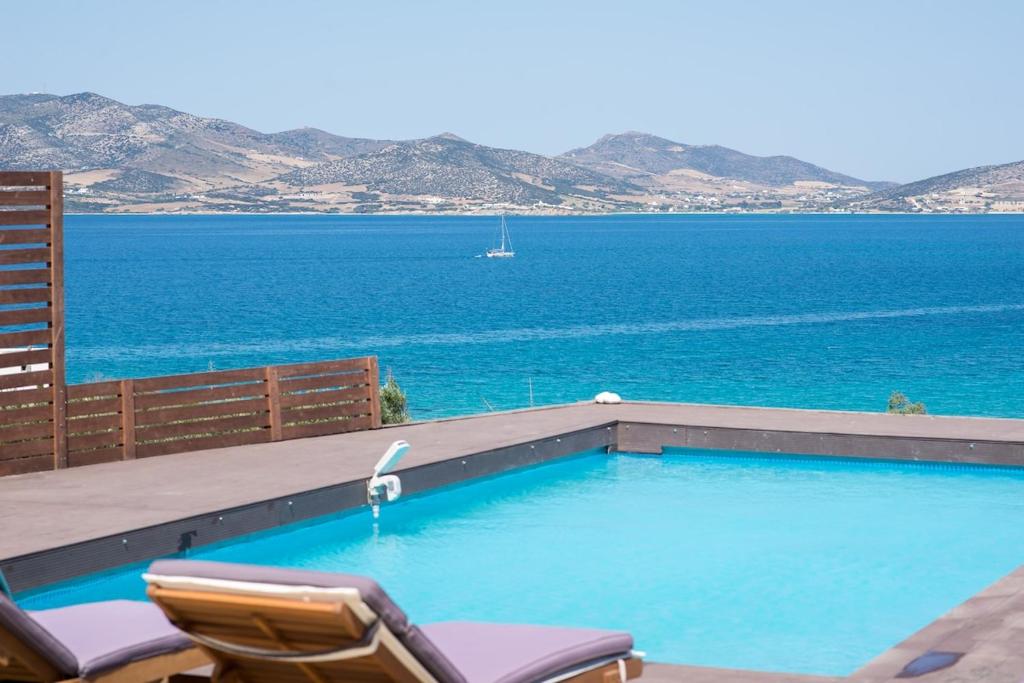 ein Swimmingpool mit Blick auf das Meer in der Unterkunft Villa Cornelia in Aliki