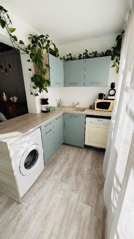 une cuisine avec une machine à laver et un lave-linge dans l'établissement T2 Tout confort dans un cadre exceptionnel !, à Arles