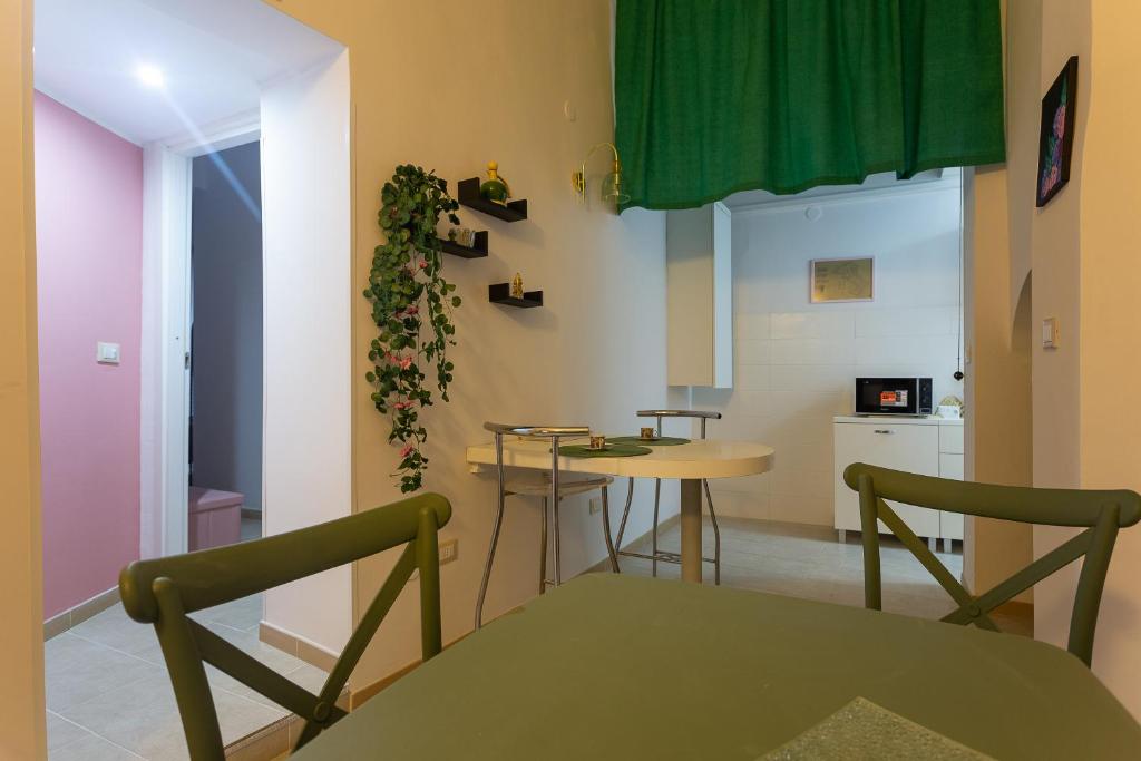 a dining room with a table and chairs and a kitchen at CasaMilla in Campobasso
