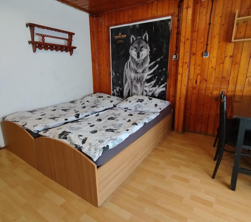 Posteľ alebo postele v izbe v ubytovaní Chata Žiar
