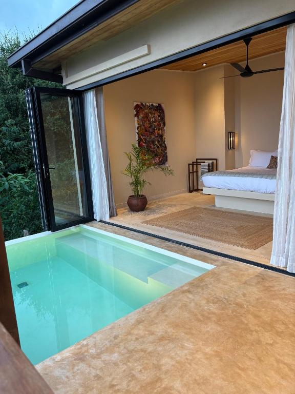 Bazén v ubytování Aether Hilltop Villas nebo v jeho okolí