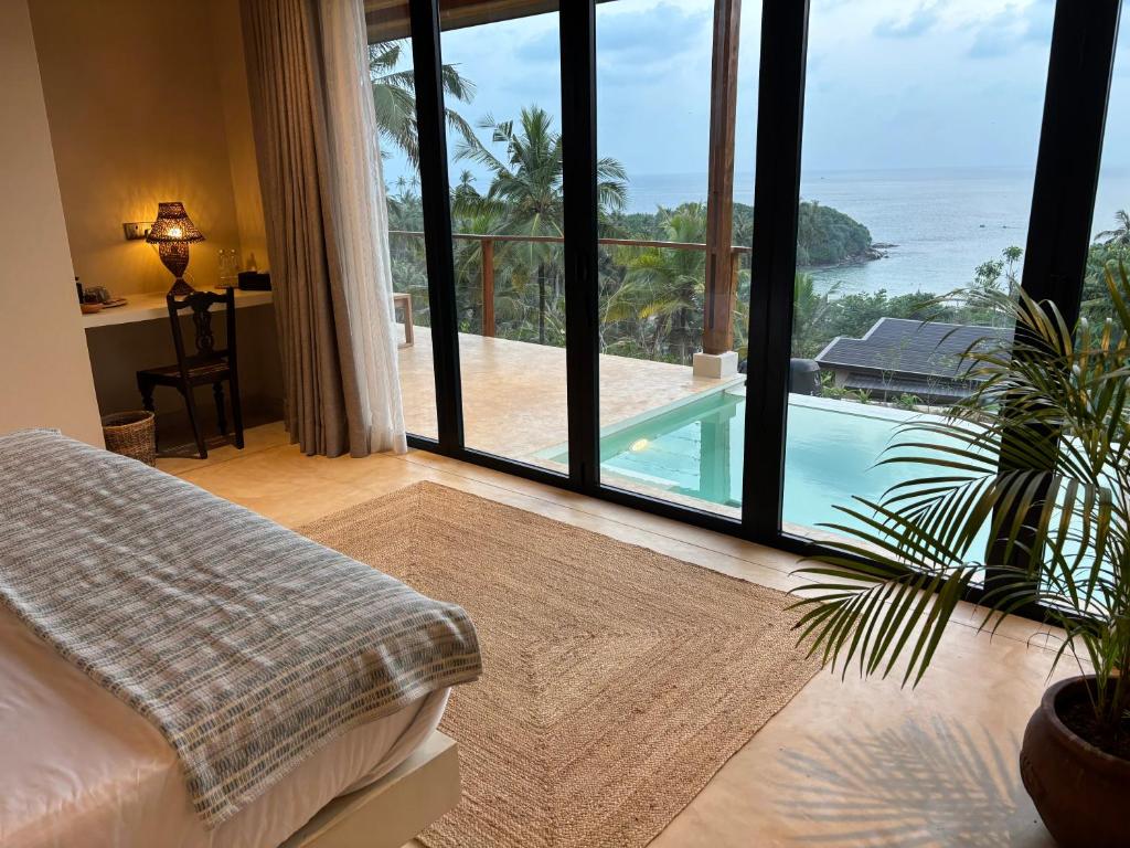 Bazén v ubytování Aether Hilltop Villas nebo v jeho okolí