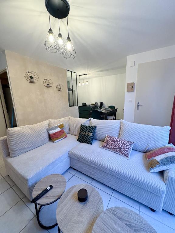 - un salon avec un canapé blanc et 2 tables dans l'établissement T3 duplex with garden, à Arpajon-sur-Cère