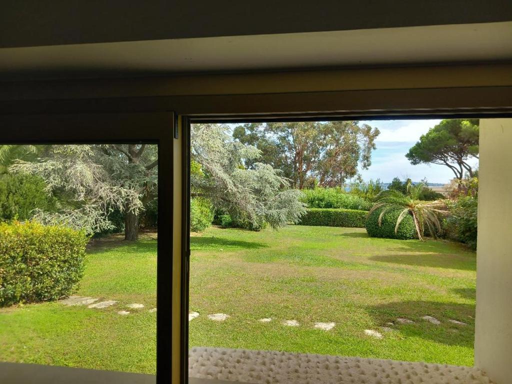 - une vue sur la cour depuis la fenêtre dans l'établissement Studio et chambre sur jardin et mer, à Cannes