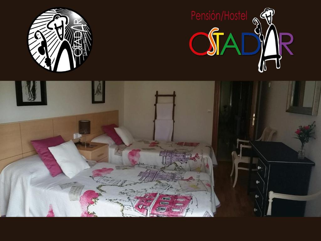 una foto de un dormitorio con 2 camas y una pegatina en Pensión Ostadar, en Los Arcos
