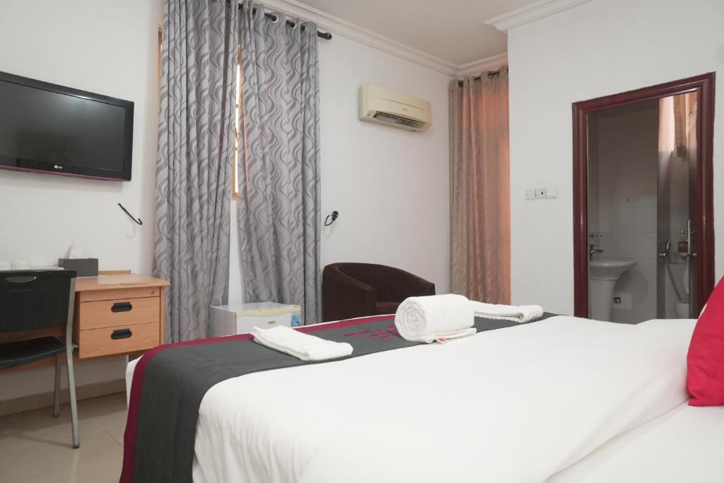 Postel nebo postele na pokoji v ubytování AOTEL HOTEL Ikeja