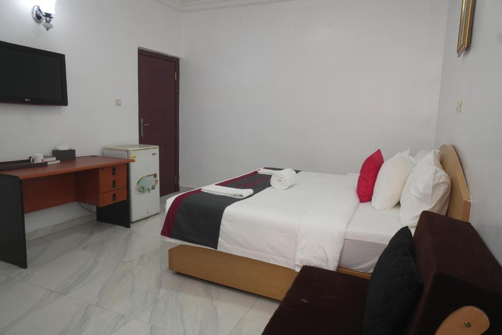 Postel nebo postele na pokoji v ubytování AOTEL HOTEL Ikeja