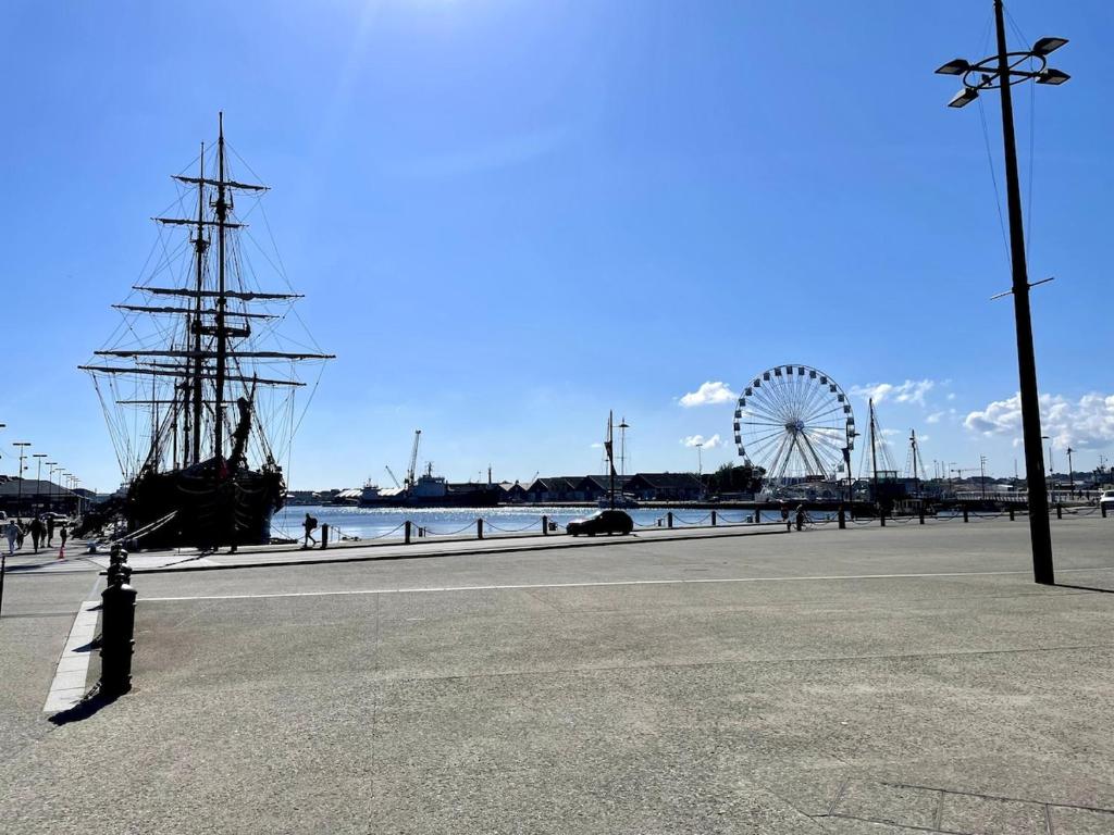 a tall ship on the beach with a ferris wheel at T2 dans l'intra-Muros VUE MER exceptionnelle in Saint Malo