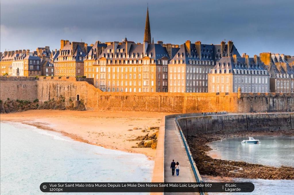 a large building with a beach in front of it at T2 dans l'intra-Muros VUE MER exceptionnelle in Saint Malo