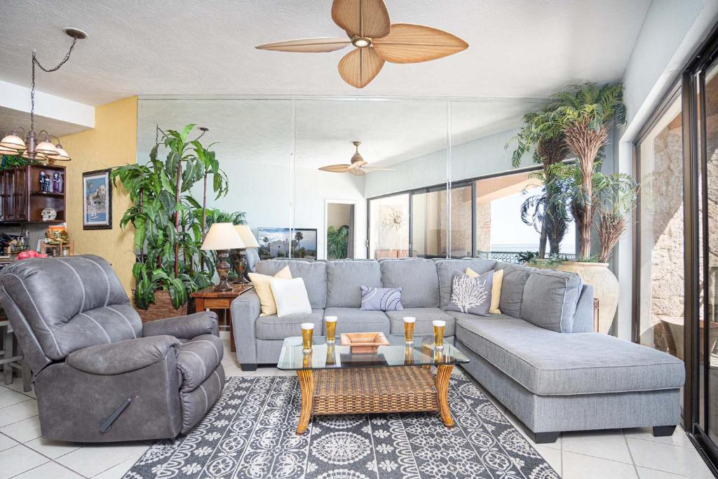 ein Wohnzimmer mit Sofa und Tisch in der Unterkunft Sonoran Sea in Campo del Medio