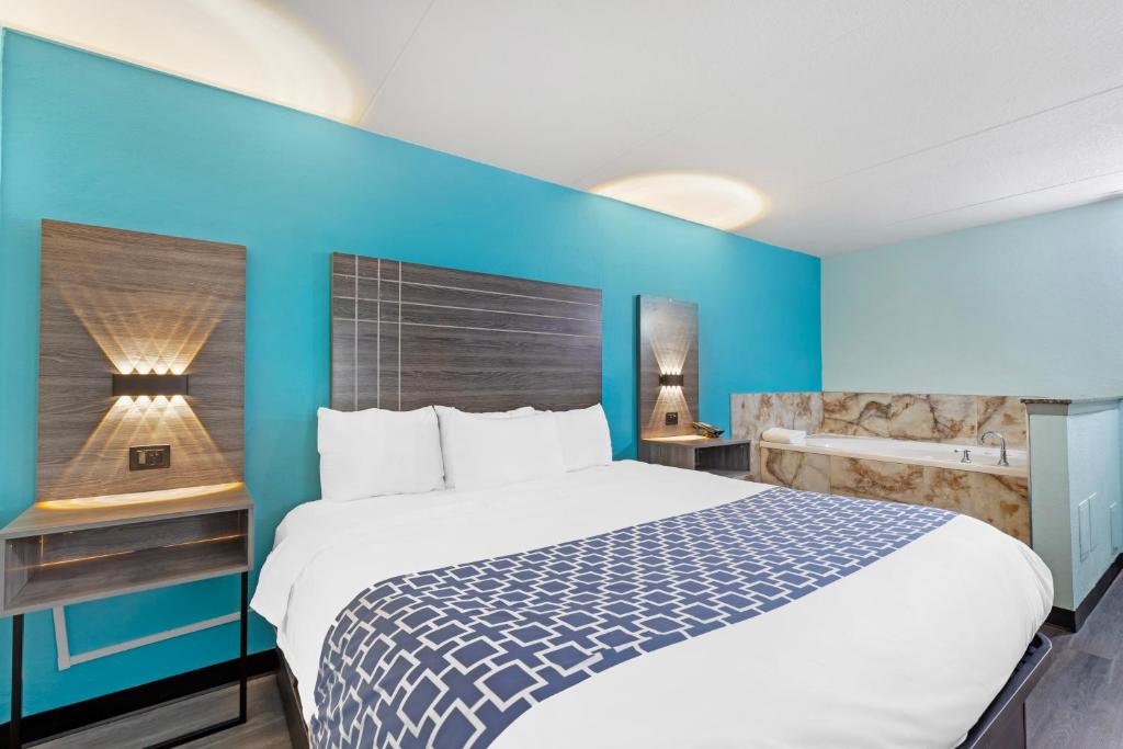 Postel nebo postele na pokoji v ubytování Clarion Inn Des Moines Airport
