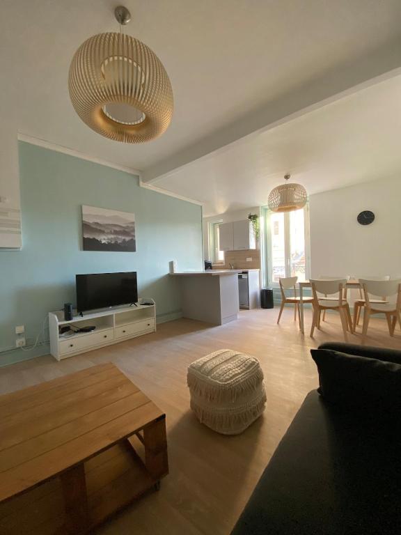 un salon avec un canapé et une table dans l'établissement New T2 Clermont Salins, à Clermont-Ferrand