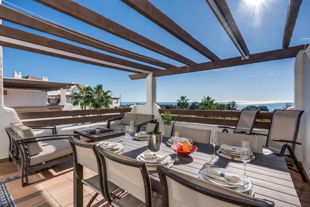 Ultimate Rentals- 2BR Apt with Sea View 5 Min to Beach Selwo Hills 2