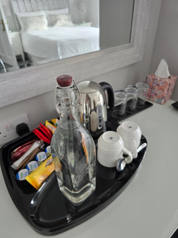 Příslušenství pro přípravu čaje a kávy v ubytování Blackrock Carole Ville Guesthouse