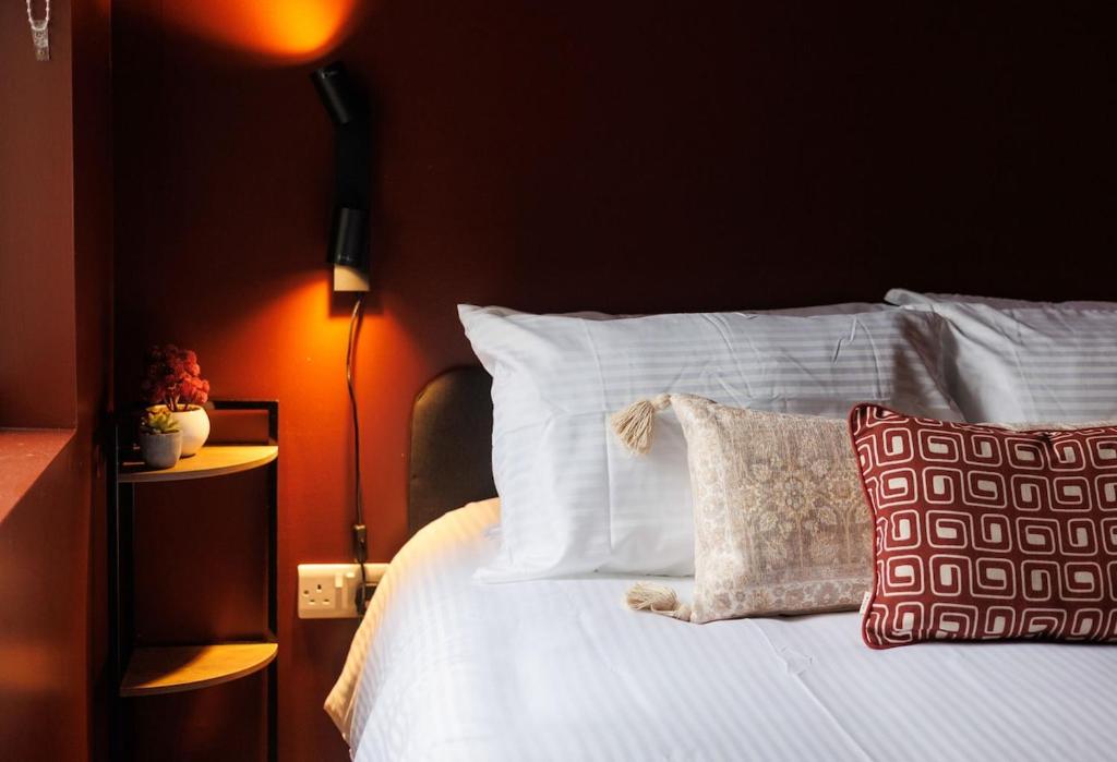a bed with white sheets and pillows in a room at Upper Eastside - King bed & Free bikes in Belfast
