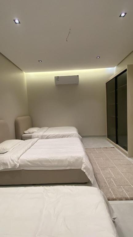 a bedroom with two beds and a window at شقه مفروشة ببطحاء قريش in An Nikāshah