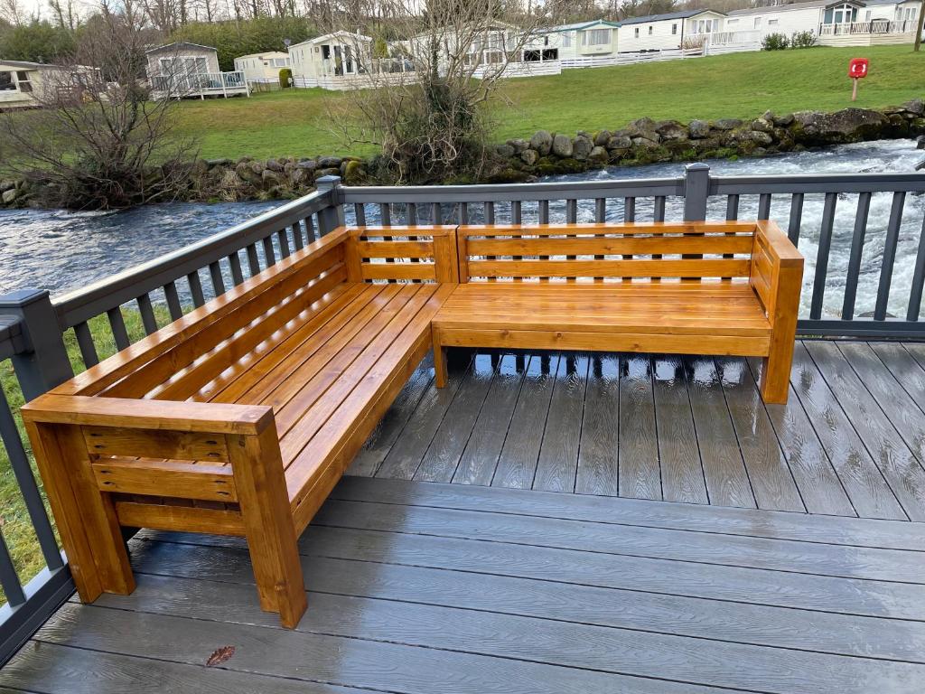 Balkón nebo terasa v ubytování Stunning 3 Bed Riverside Cabin in Snowdonia