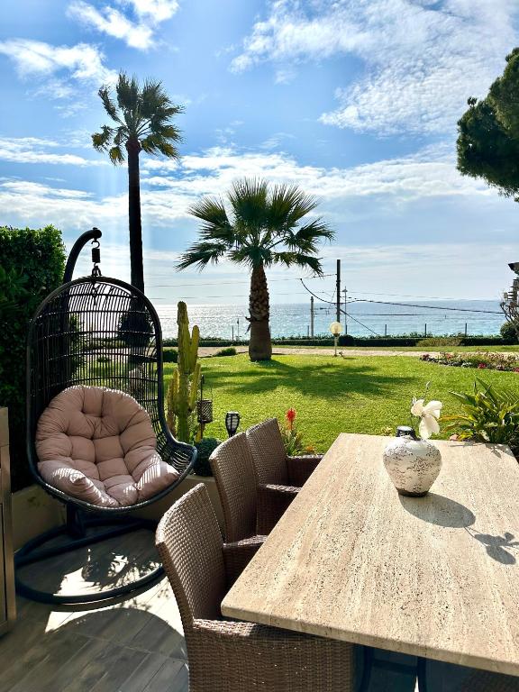 Photo de la galerie de l'établissement Duplex bord de mer - Clim - Terrasse vue mer - Parking gratuit, à Cannes