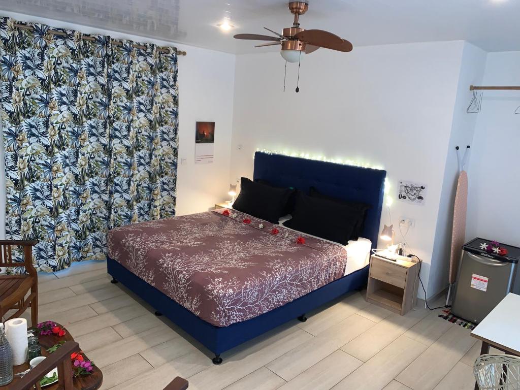 Postel nebo postele na pokoji v ubytování A TOMO MAI HOMESTAY, Close to Airport, Private Bathroom Free Parking and WiFi with High Connection and BREAKFAST OPTIONAL