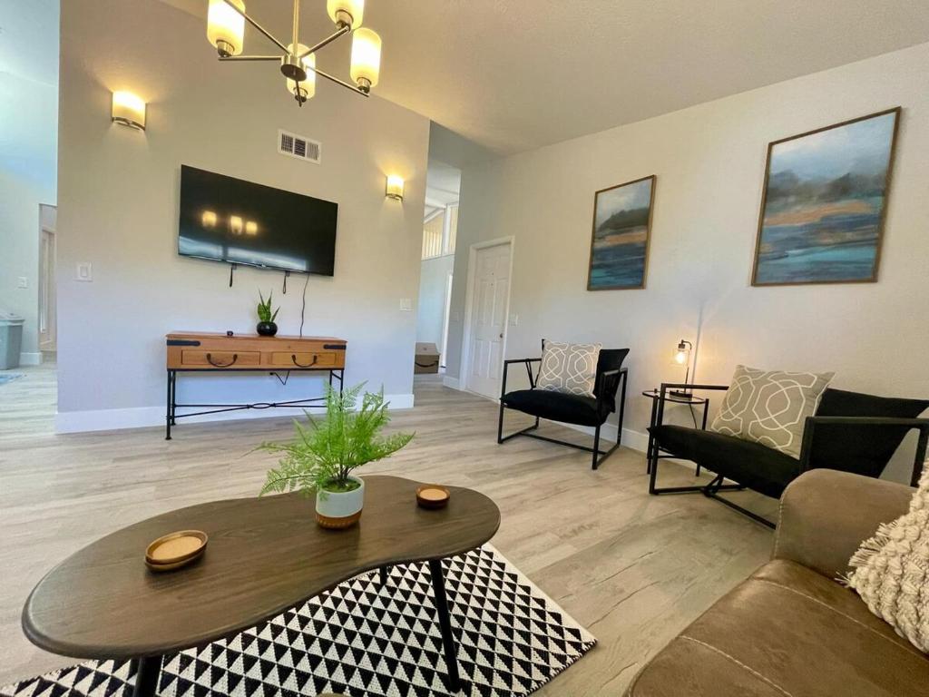 a living room with a couch and a table at Nottingham House near Southeastern University in Lakeland