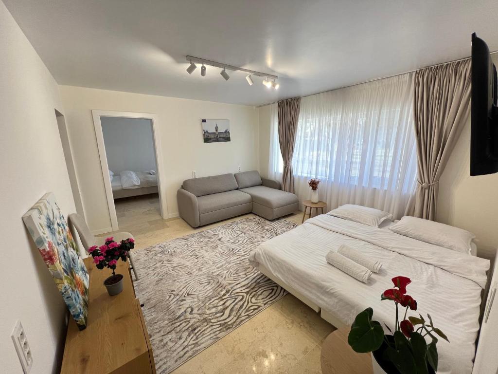 ein Schlafzimmer mit einem großen Bett und einer Couch in der Unterkunft Central Premium Apartment in Iaşi