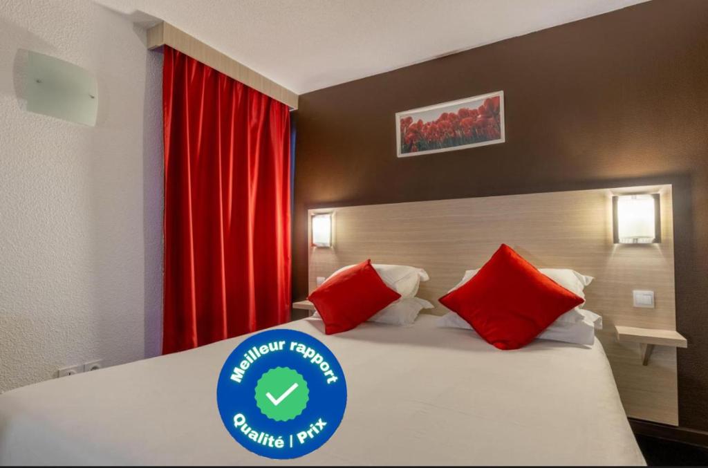 Postel nebo postele na pokoji v ubytování HÔTEL ÉDEN - Metz Nord - Woippy - Porte du Luxembourg - A31