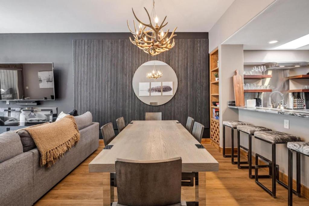 una sala da pranzo con un tavolo e un divano di 3 Bed 2 Bath Central Upscale Home near BC, Vail ad Avon