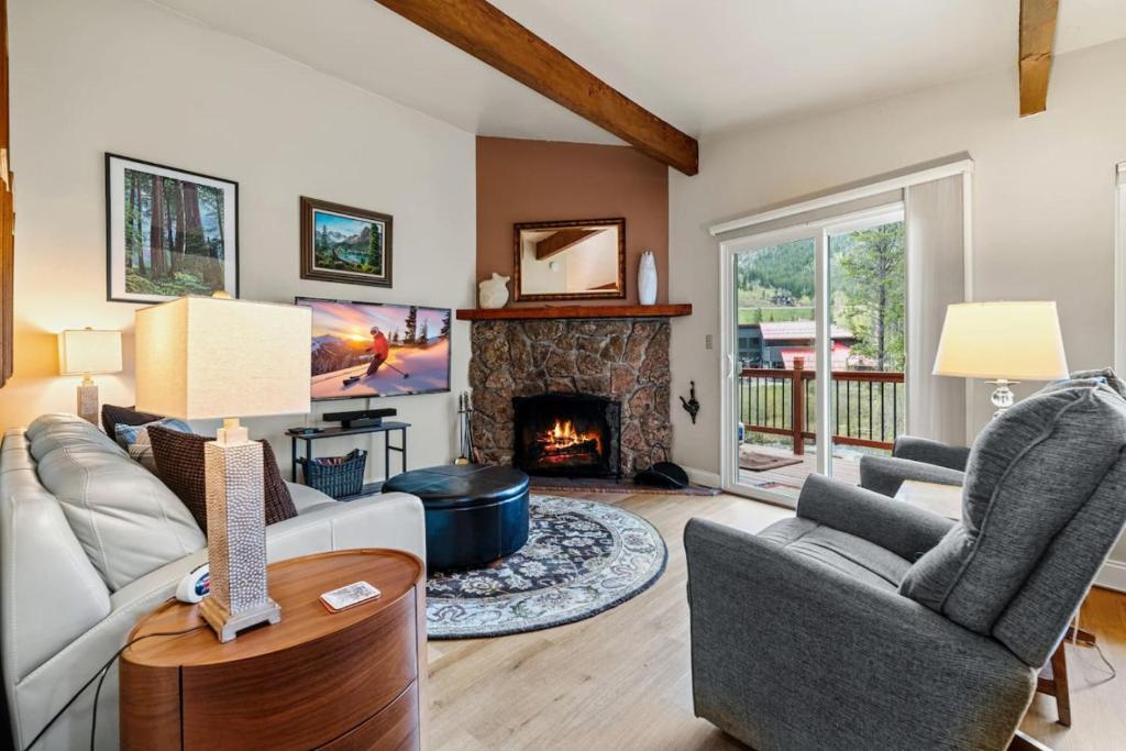 ein Wohnzimmer mit Couch und Kamin in der Unterkunft Cozy Secluded Riverfront Cabin Fireplace Parking in Vail